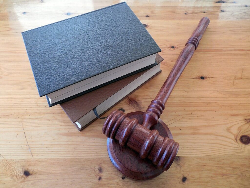 Frisch eingerichtete und gereinigte Arbeitspl&auml;tze in einem Berliner B&uuml;ro nach dem Umzug