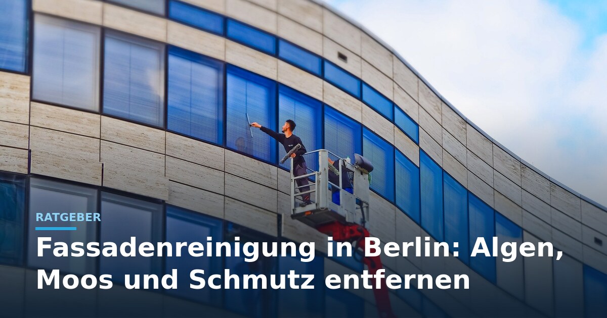 Fassadenreinigung Berlin &ndash; Titelbild mit Hubarbeitsb&uuml;hne an geschwungener Glasfassade und Ratgeber-Schriftzug