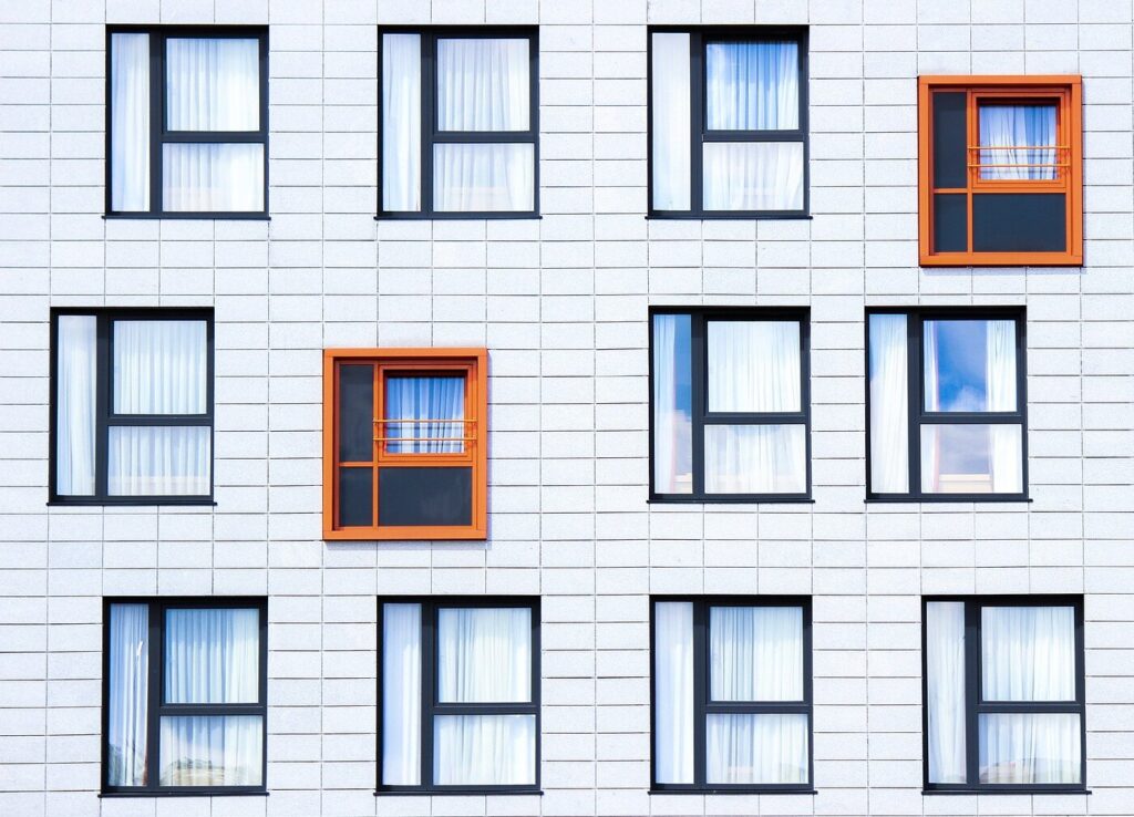 Gr&uuml;nlicher Algenbelag auf einer Putzfassade in Berlin vor der Fassadenreinigung