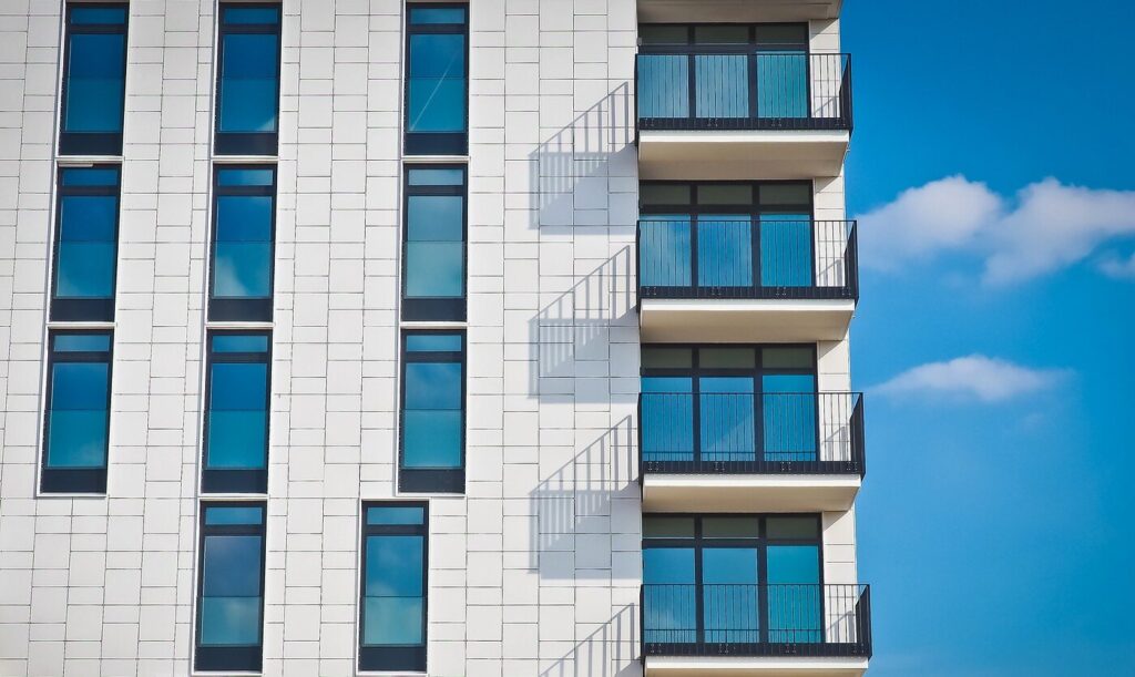 Fachkraft reinigt eine Hausfassade in Berlin schonend im Niederdruckverfahren