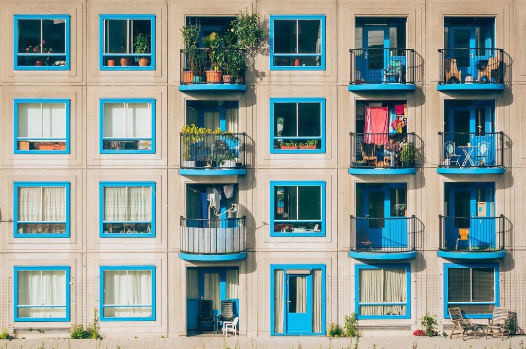 Frisch gereinigte helle Fassade eines Wohngeb&auml;udes in Berlin nach der Fassadenreinigung