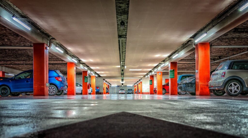 Maschinelle Reinigung einer Parkfl&auml;che mit Kehrmaschine in Berlin