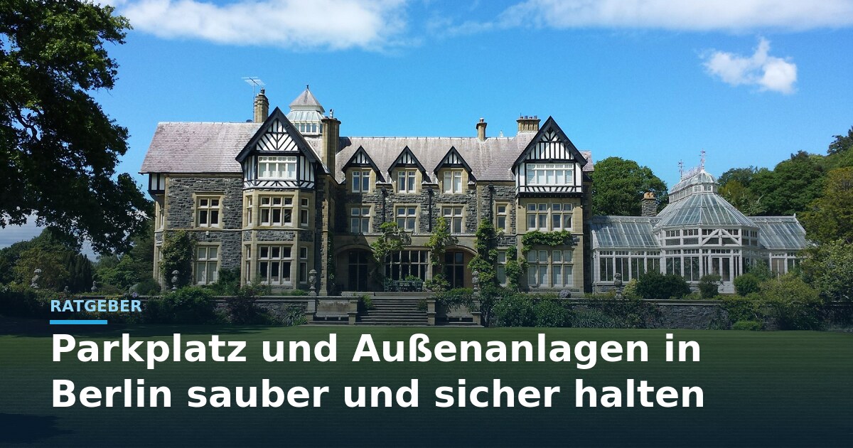 Parkplatzreinigung Berlin &ndash; Titelbild mit Herrenhaus, Rasen und Ratgeber-Schriftzug zu Au&szlig;enanlagen