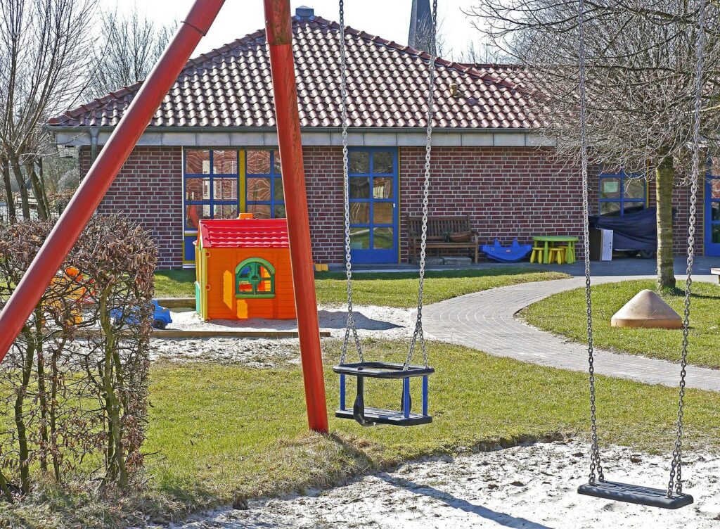 Frisch gereinigter Flur in einem Berliner Schulgeb&auml;ude