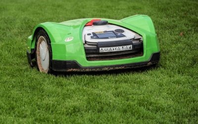 Hausmeisterservice Berlin &ndash; M&auml;hroboter m&auml;ht den Rasen einer Wohnanlage