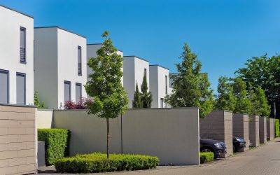 Hausmeisterservice Berlin &ndash; gepflegte Wohnanlage mit wei&szlig;en Stadth&auml;usern, Hecken und B&auml;umen