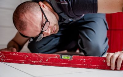 Reinigungsfirma Berlin Gebaeudereinigung Breitinger Gebaeudeservice Hausmeisterservice Ablesen Rus7r4474mk4r5ctyrgcwfkob9x3mb8r0cf2rwsgck Reinigungsfirma Berlin – Handwerker prüft Untergrund mit roter Wasserwaage